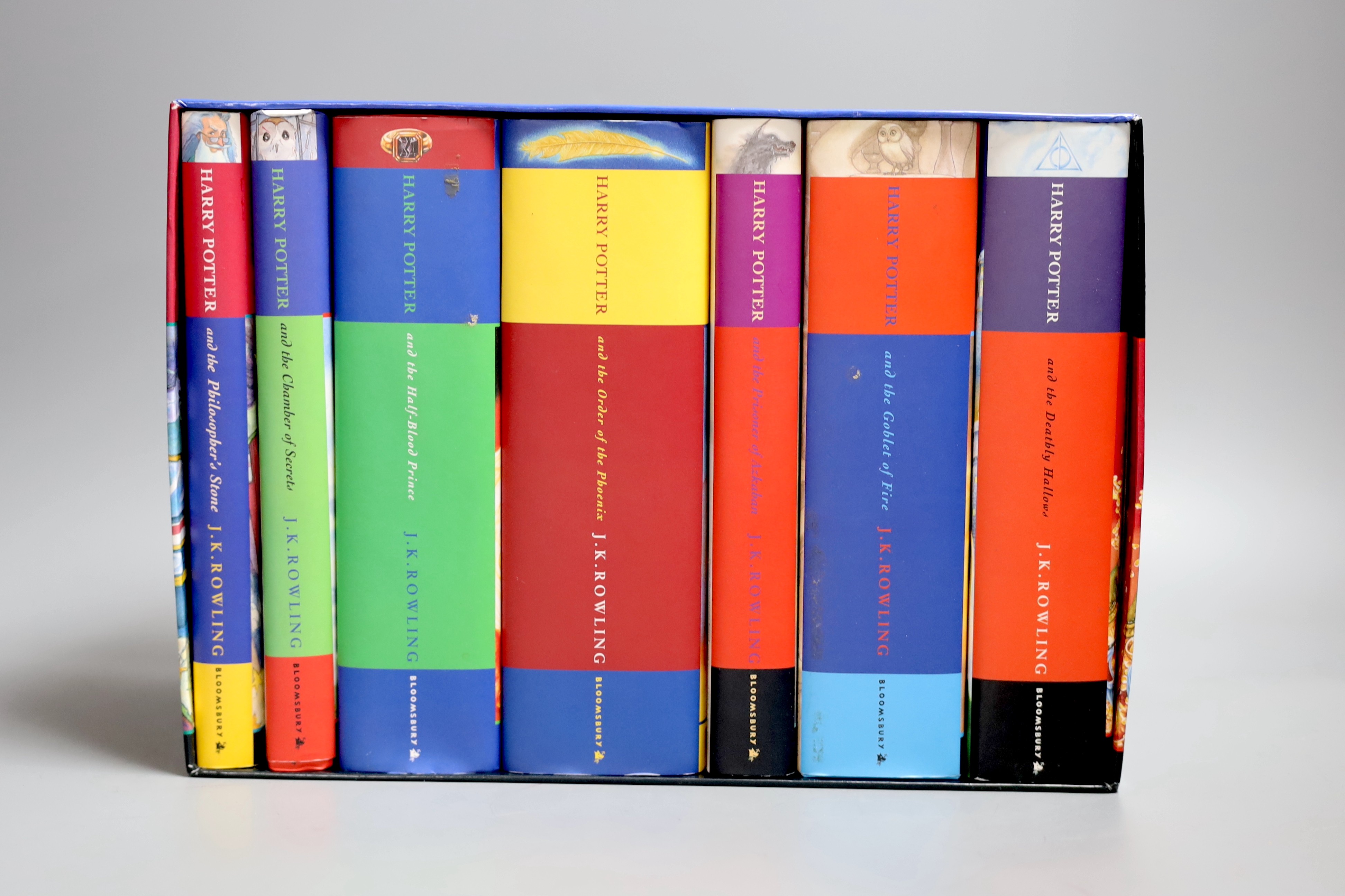 Rowling, J.K. - The Complete Harry Potter Collection, 7 vol. boxed set. half and title pages with the Hogwarts arms; coloured pictorial boards and d/ws. and contained in the original coloured pictorial box. Bloomsbury, (